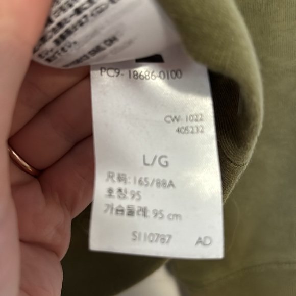 Levi’s army green crew neck sweater - Picture 7 of 7